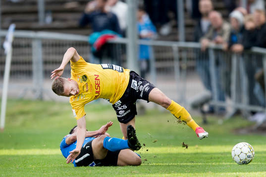 Halmstads Nikolai Alho tacklar Elfsborgs Adam Lundqvist