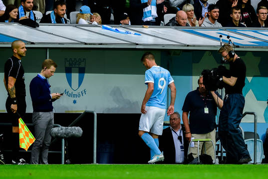 Malmö FFs Markus Rosenberg lämnar planen skadad