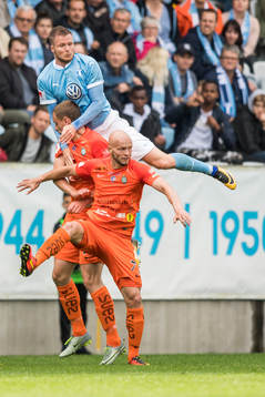 Malmö FFs Lasse Nielsen i nickduell med AFC Eskilstunas