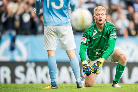 AFC Eskilstunas målvakt Tim Erlandsson deppar