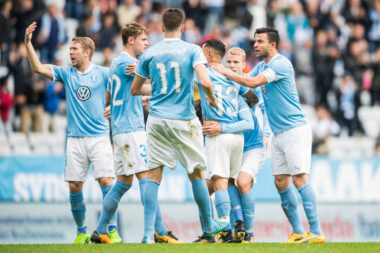 Malmö FFs Yoshimar Yotún jublar med lagkamrater