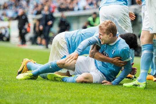 Malmö FFs Oscar Lewicki jublar med lagkamrater