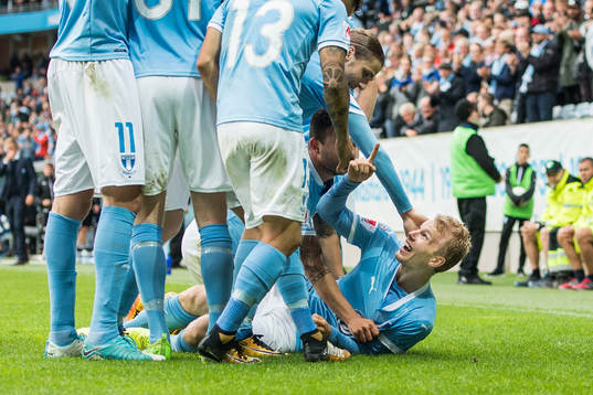 Malmö FFs Oscar Lewicki jublar med lagkamrater
