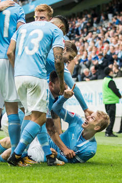 Malmö FFs Oscar Lewicki jublar med lagkamrater