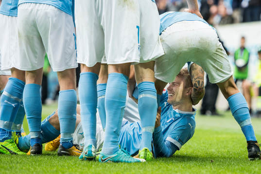 Malmö FFs Oscar Lewicki jublar med lagkamrater