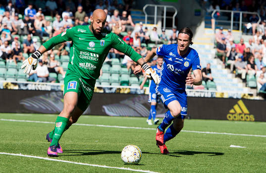 Sirius målvakt Joshua Wicks  och Sundsvalls Linus Hallenius