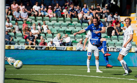 Sundsvalls Linus Hallenius skjuter på Sirius målvakt
