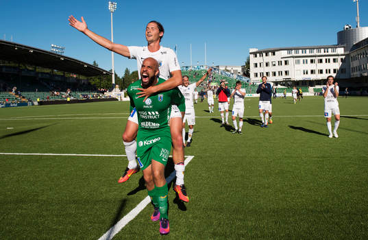 Sirius Philip Haglund och målvakt Joshua Wicks  jublar