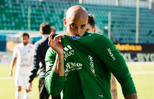 Sirius målvakt Joshua Wicks kysser klubbmärket