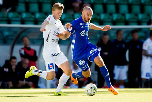 Sundsvalls Marcus Danielson tappar bollen och Sirius kan
