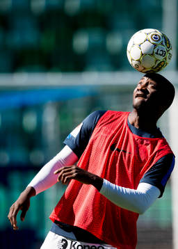 Sirius Moses Ogbu balanserar bollen på pannan