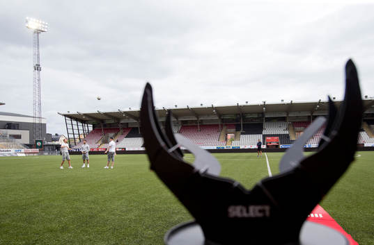 Norrköpingsspelare är ute och känner på planen