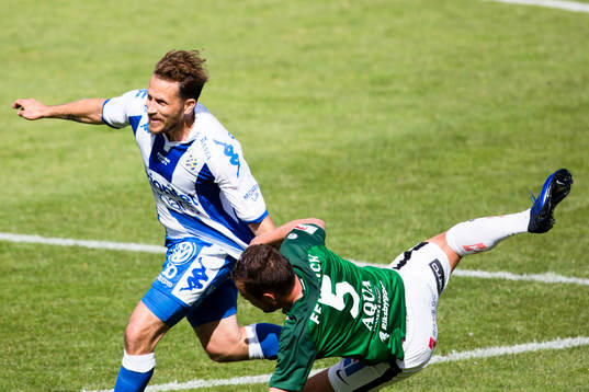IFK Göteborgs Tobias Hysen sliter sig loss från
