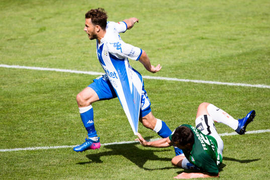 IFK Göteborgs Tobias Hysen sliter sig loss från