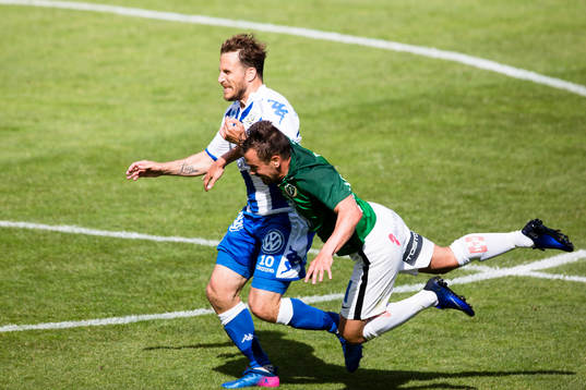 IFK Göteborgs Tobias Hysen sliter sig loss från