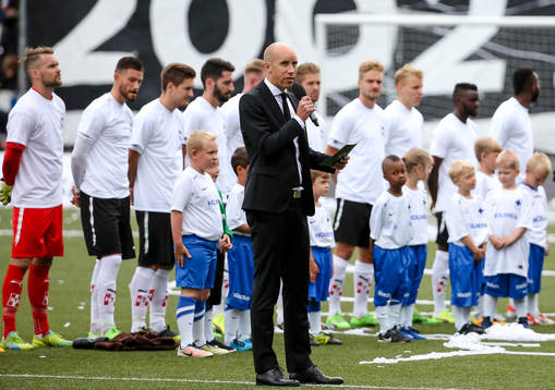 Örebros VD Simon Åström före fotbollsmatchen i