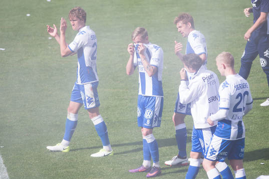 IFK Göteborgs Sören Rieks täcker munnen när spelarna