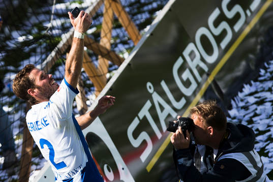 IFK Göteborgs Emil Salomonsson tar en selfie