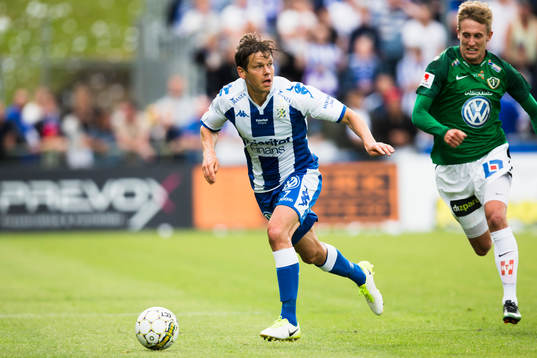 IFK Göteborgs Mads Albaek med bollen, Jönköpings Jesper