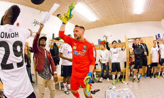 Örebros målvakt Oscar Jansson jublar i omklädningsrummet