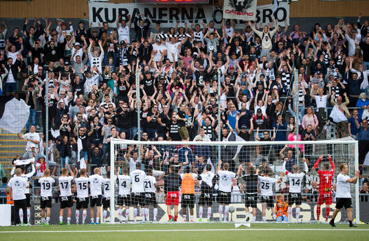 Örebrospelarna jublar framför fansen