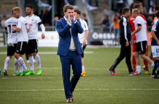 Norrköpings tränare Jens Gustafsson tackar fansen
