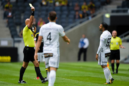 Östersunds Saman Ghoddos får en varning