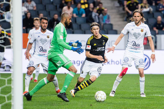 s Kristoffer Olsson utmanar Östersunds målvakt Aly Keita