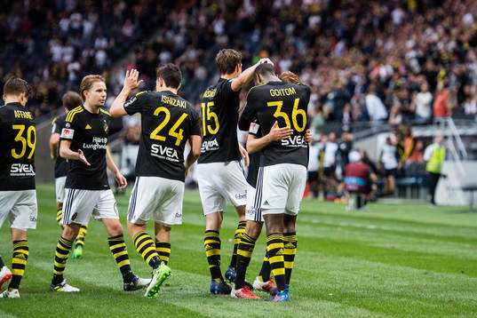 s spelare jublar med Henok Goitom