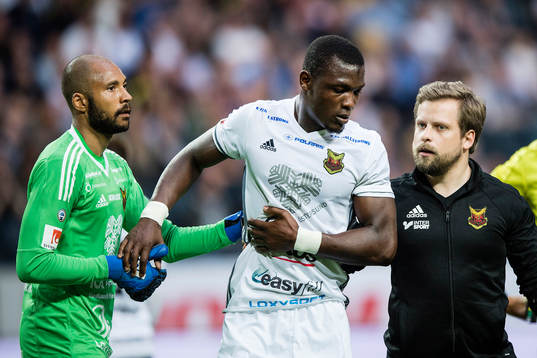 Östersunds målvakt Aly Keita tittar till Salisu Abdullahi