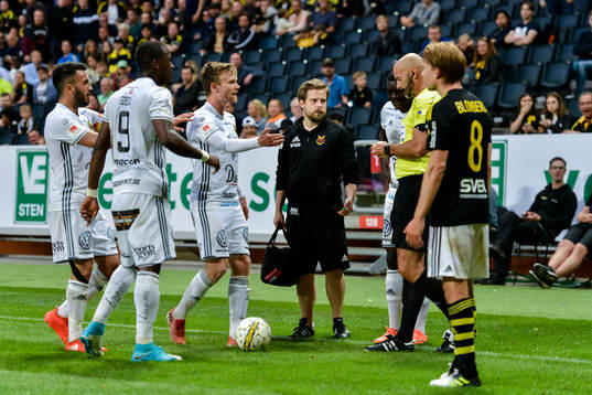 s och Östersunds spelare i diskussion med domaren