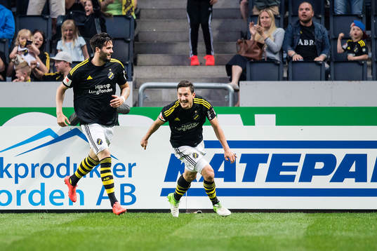 s  Denni Avdic gör 2-2 och jublar med Stefan Ishizaki