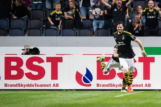 s Denni Avdic gör 2-2 och jublar med Stefan Ishizaki