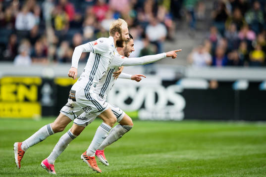 Östersunds Gabriel Somi gör 1-2 och jublar med Curtis