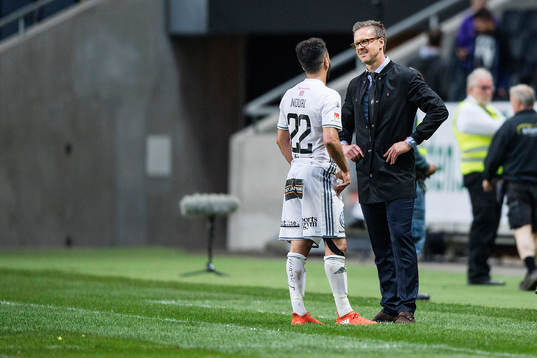 s tränare Rikard Norling pratar med Östersunds Brwa Nouri