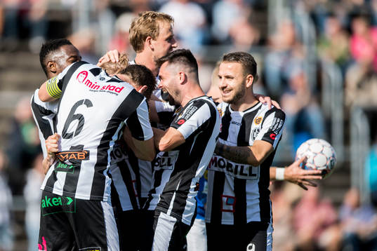 Landskronas Måns Ekvall jublar med lagkamrater