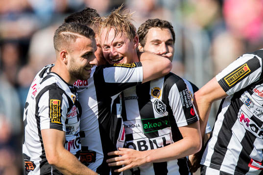 Landskronas Måns Ekvall jublar med lagkamrater