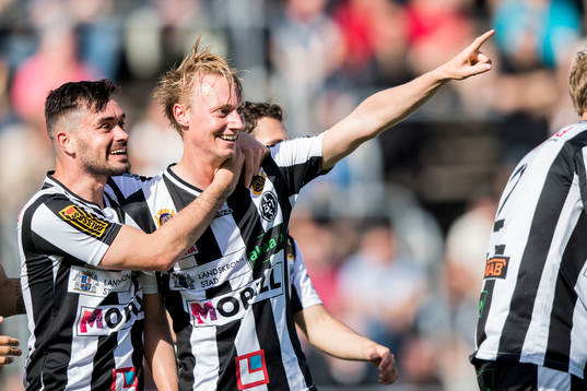 Landskronas Måns Ekvall jublar med lagkamrater