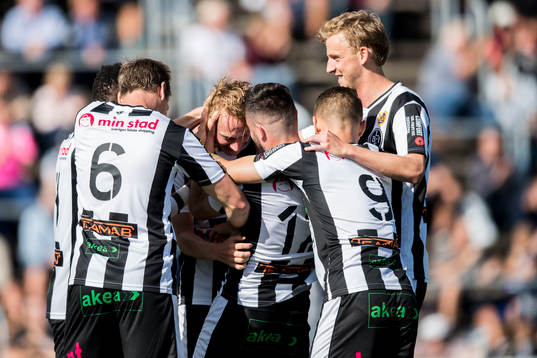 Landskronas Måns Ekvall jublar med lagkamrater