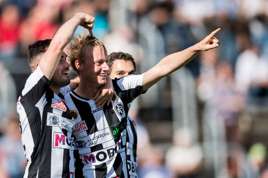 Landskronas Måns Ekvall jublar med lagkamrater