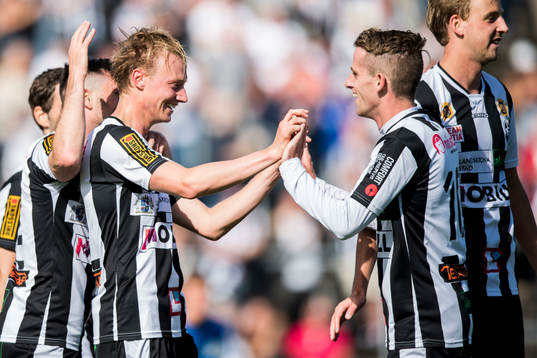 Landskronas Måns Ekvall jublar med lagkamrater