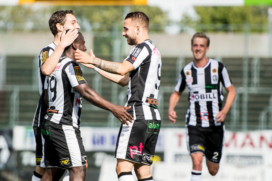 Landskronas Thierry Zahui jublar med lagkamrater