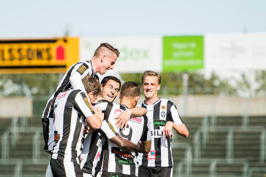 Landskronas Thierry Zahui jublar med lagkamrater