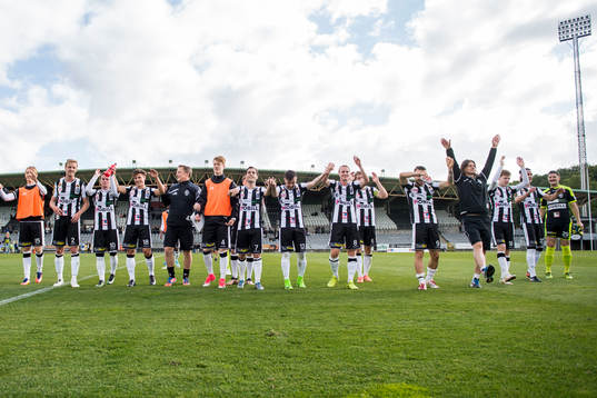 Landskronas spelare jublar mot publiken
