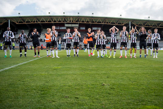 Landskronas spelare jublar mot publiken