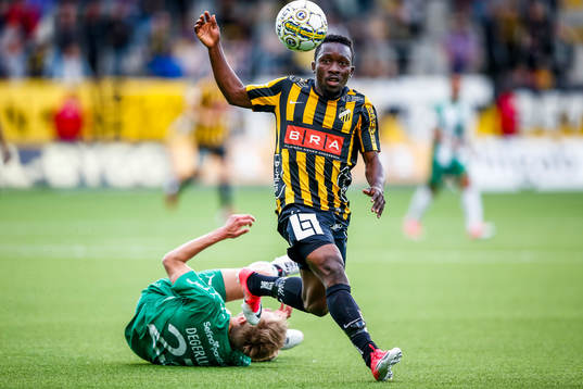 Häckens Chisom Egbuchulam och Hammarbys Marcus Degerlund