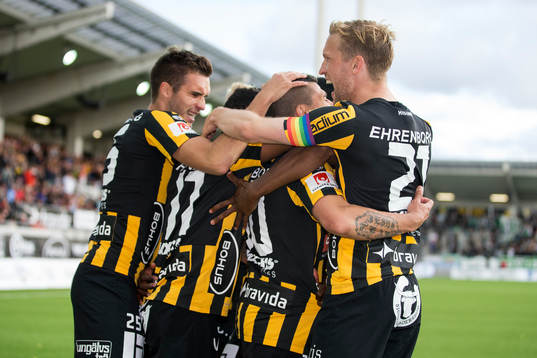 Häckens Paulinho jublar och omfamnas av lagkamrater, t.h.