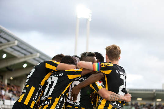Häckens Paulinho jublar och omfamnas av lagkamrater