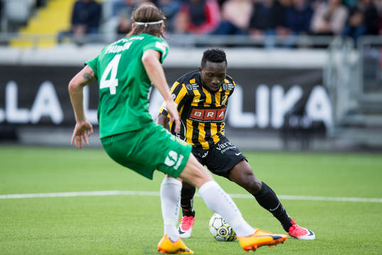 Häckens Chisom Egbuchulam mot Hammarbys Björn Paulsen