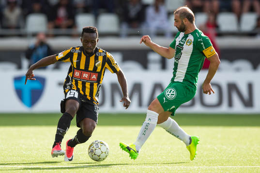 Häckens Chisom Egbuchulam mot Hammarbys Kennedy Bakircioglu